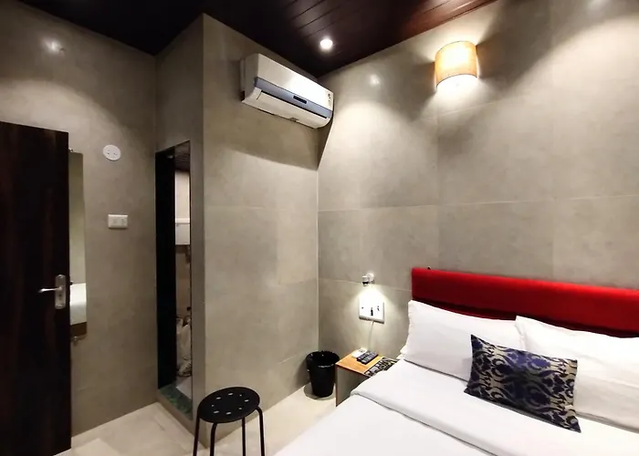 Hotel Eros - Nr Airport T2