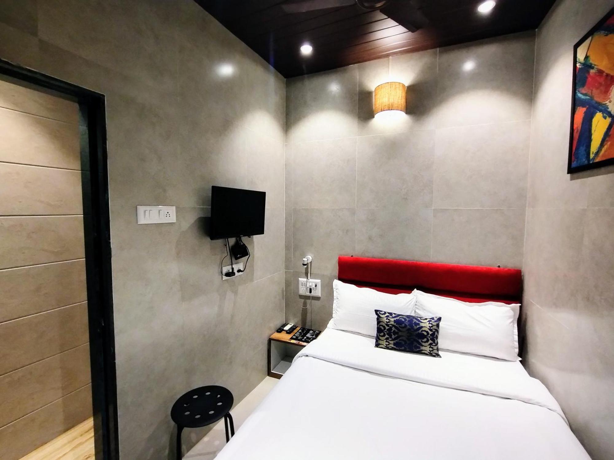 Hotel Eros - Nr Airport T2 सराय