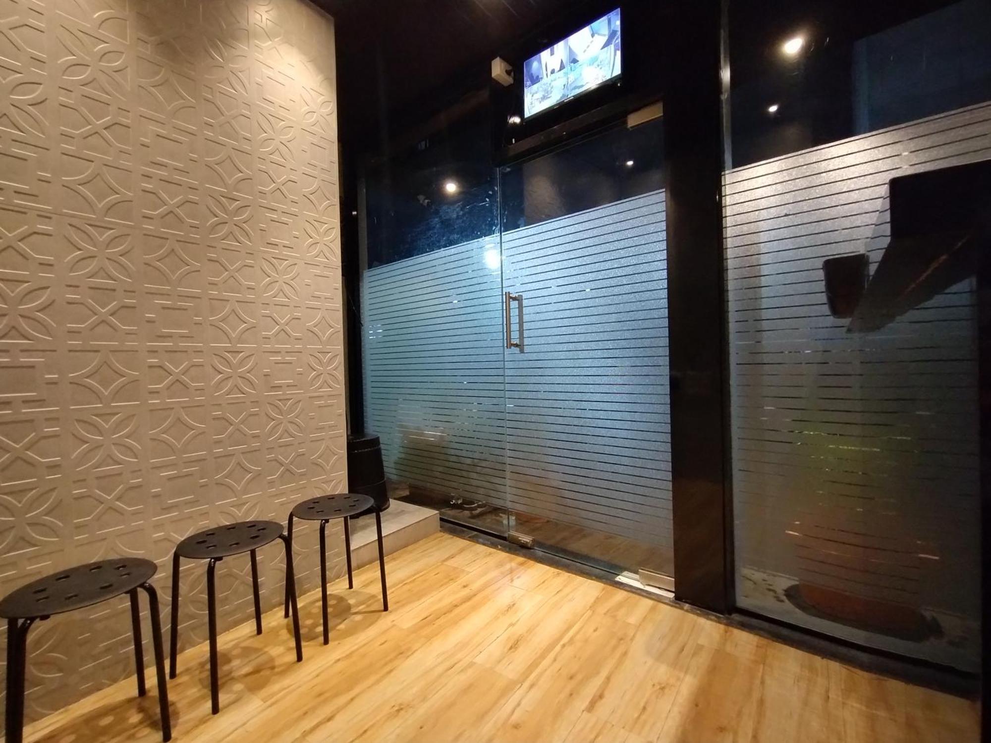Hotel Eros - Nr Airport T2 सराय